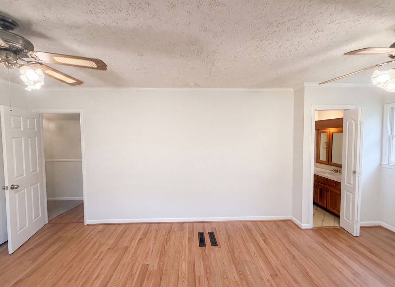 608 E Morehead St - Photo 4 of 15