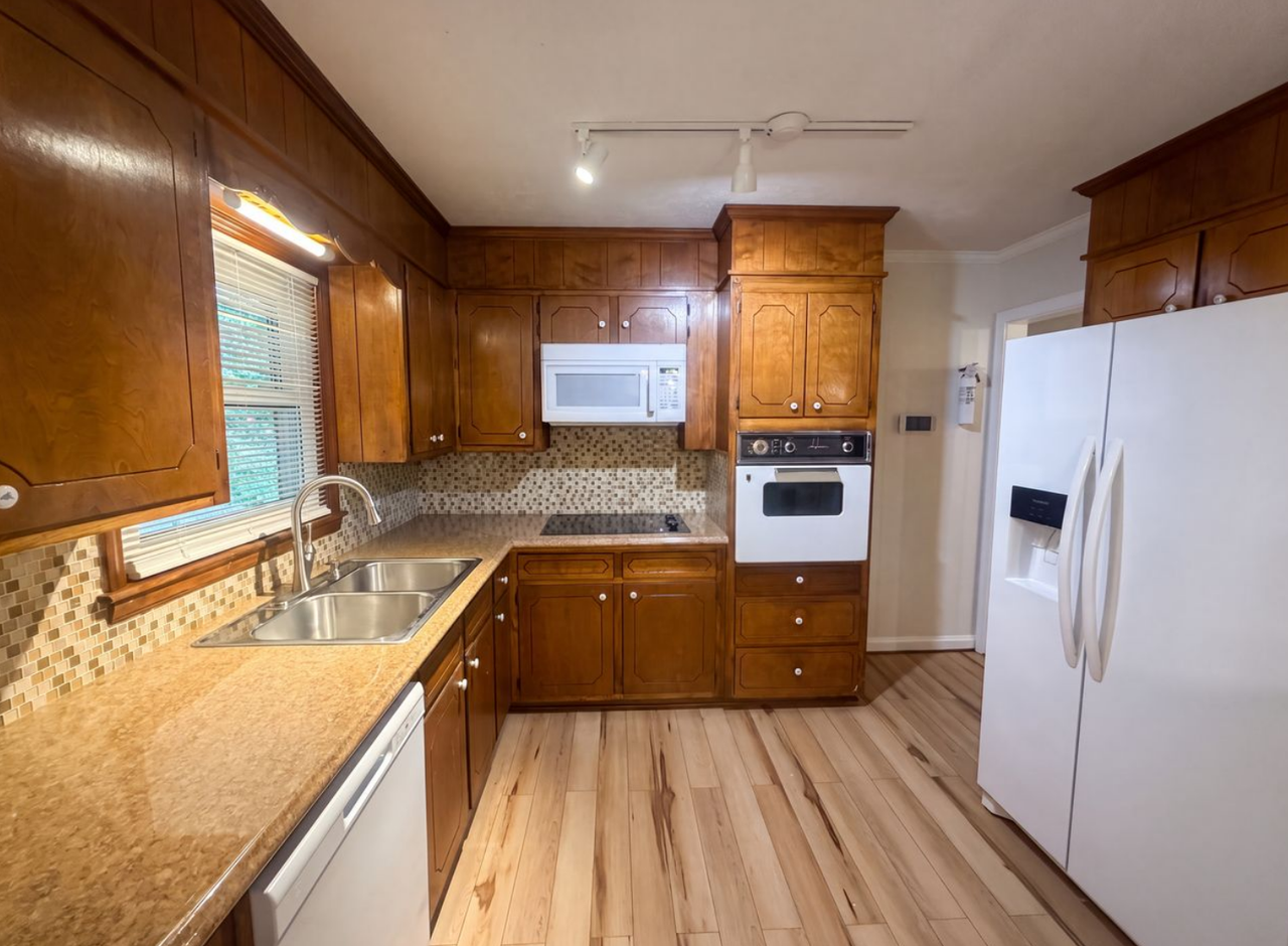608 E Morehead St - Photo 6 of 15