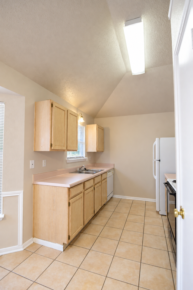 715 Lisa Ln - Photo 4 of 16