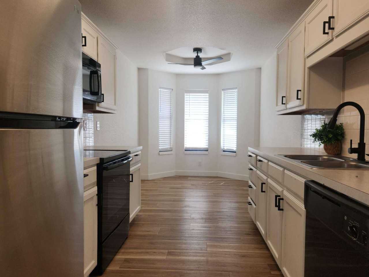 3904 Sawtooth Dr - Photo 3 of 10