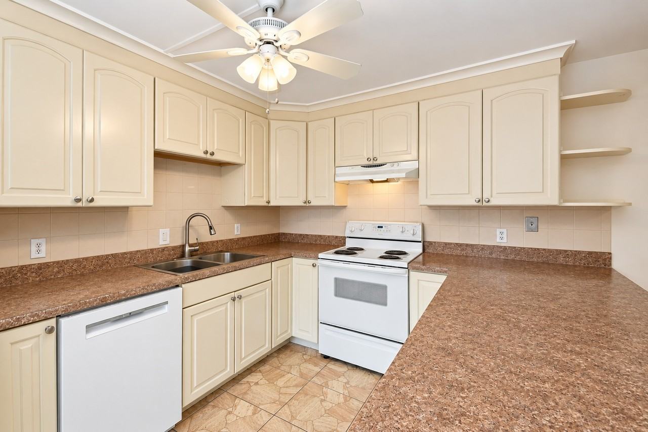 18 Cedar Dunes Dr - Photo 2 of 38