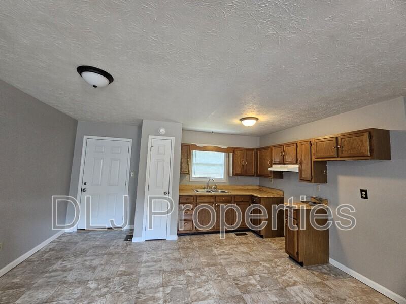 504 Betty Lou Dr - Photo 3 of 9