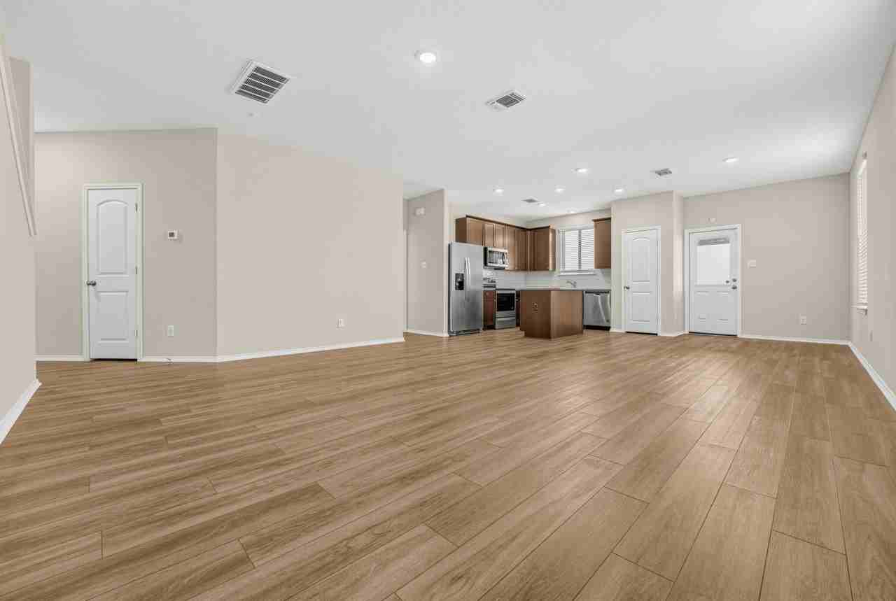 400 Bedford Falls Ln - Photo 3 of 24
