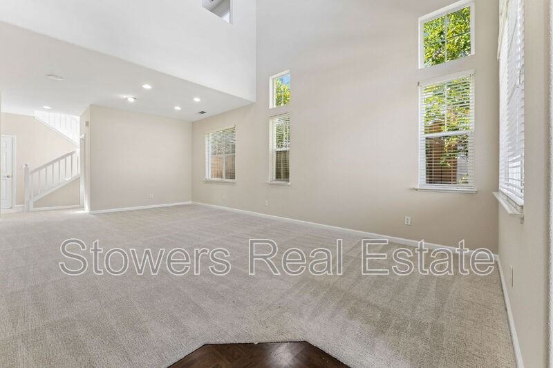137 Woodcrest Dr - Photo 3 of 44