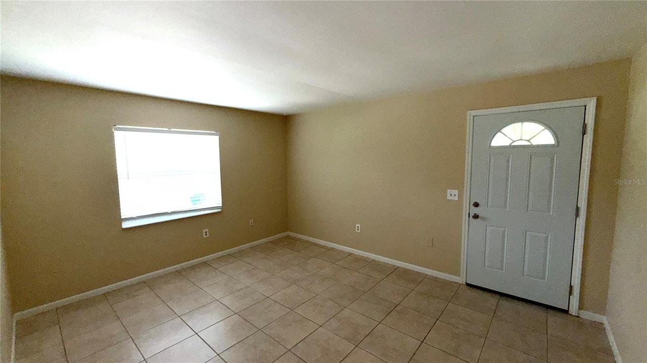 215 E Hibiscus Dr - Photo 2 of 15