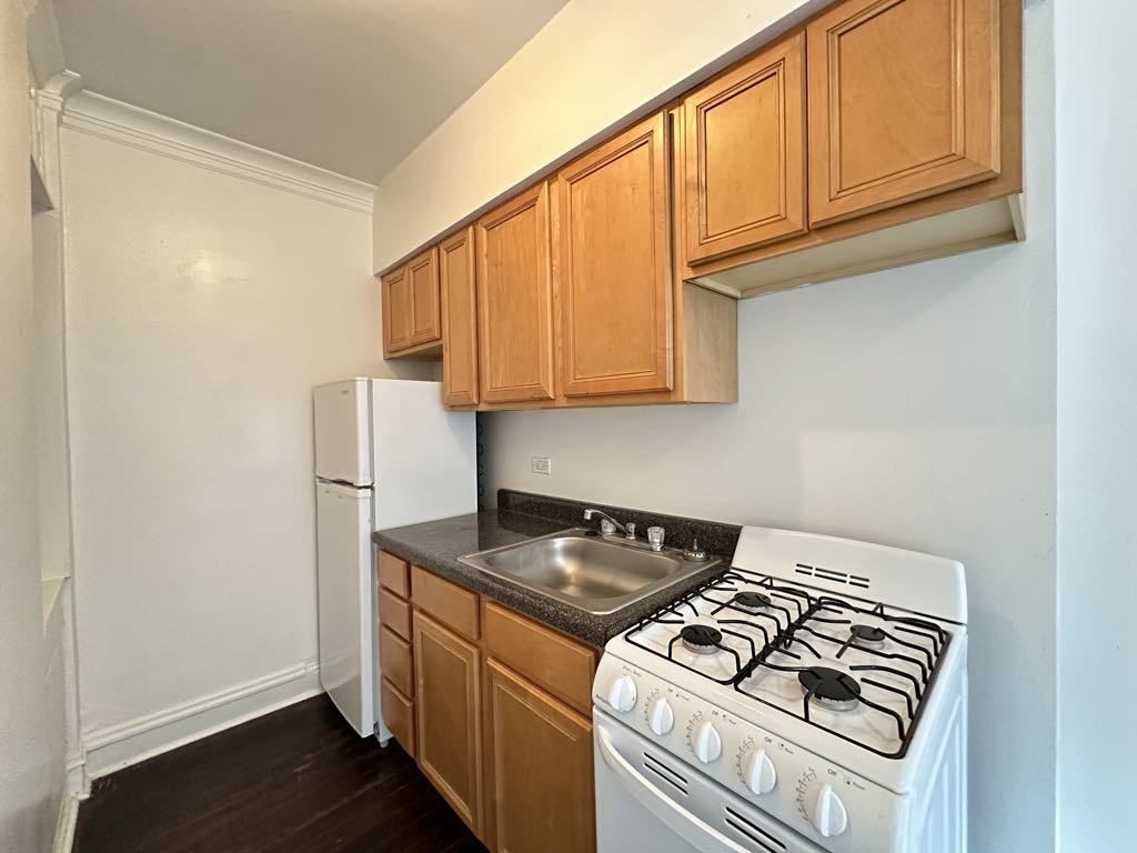 4641 N Paulina St #404 - Photo 2 of 21