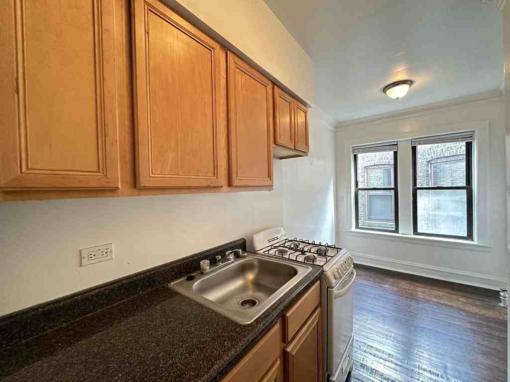 4641 N Paulina St #404 - Photo 4 of 21