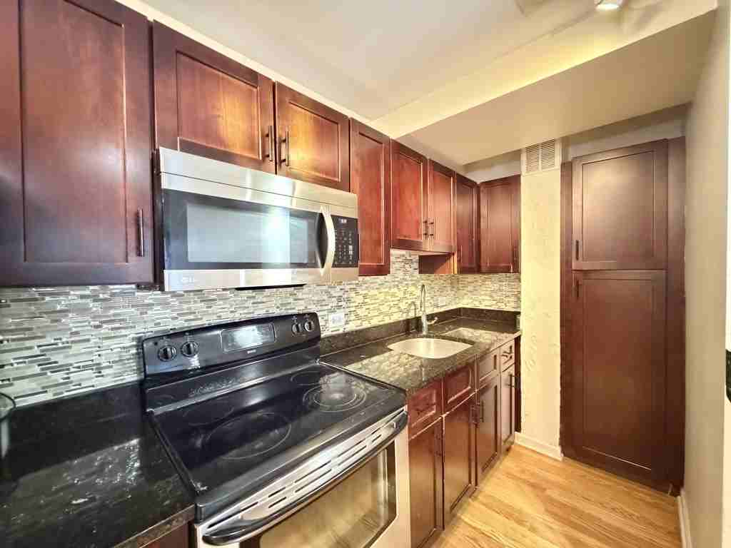 4180 N Marine Dr #212 - Photo 5 of 21