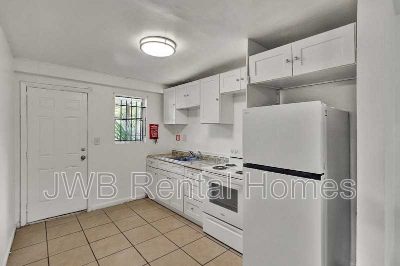 1823 Francis St #1 - Photo 4 of 14