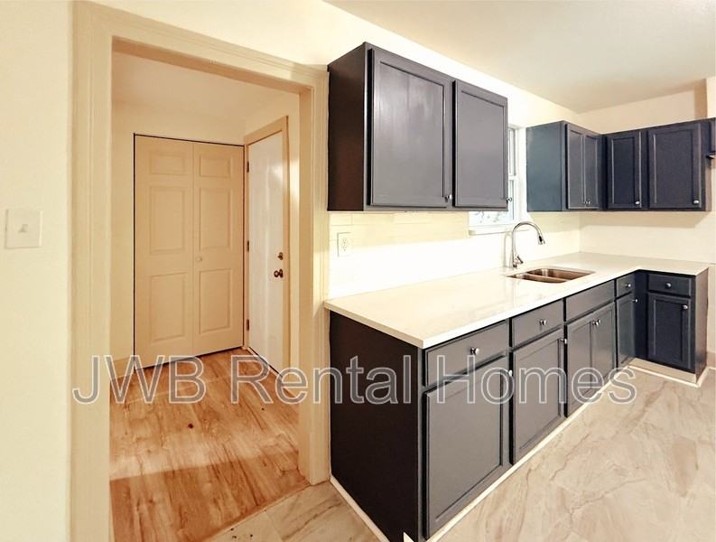 1127 W 12th St - Photo 2 of 25