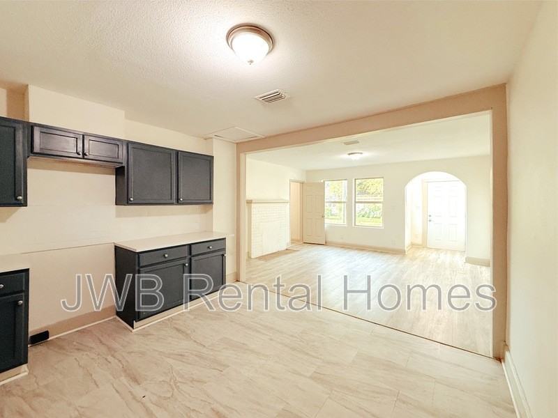 1127 W 12th St - Photo 3 of 25