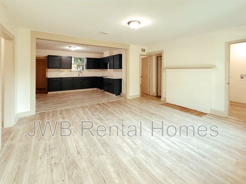 1127 W 12th St - Photo 4 of 25