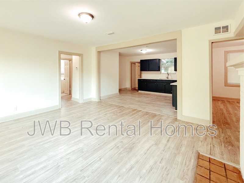 1127 W 12th St - Photo 5 of 25