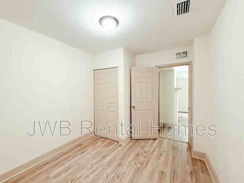 1127 W 12th St - Photo 6 of 25