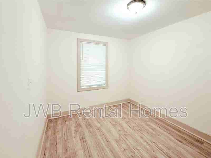 1127 W 12th St - Photo 7 of 25