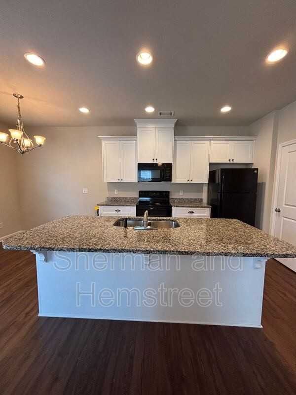 905 Joiner Cir #905 - Photo 4 of 11