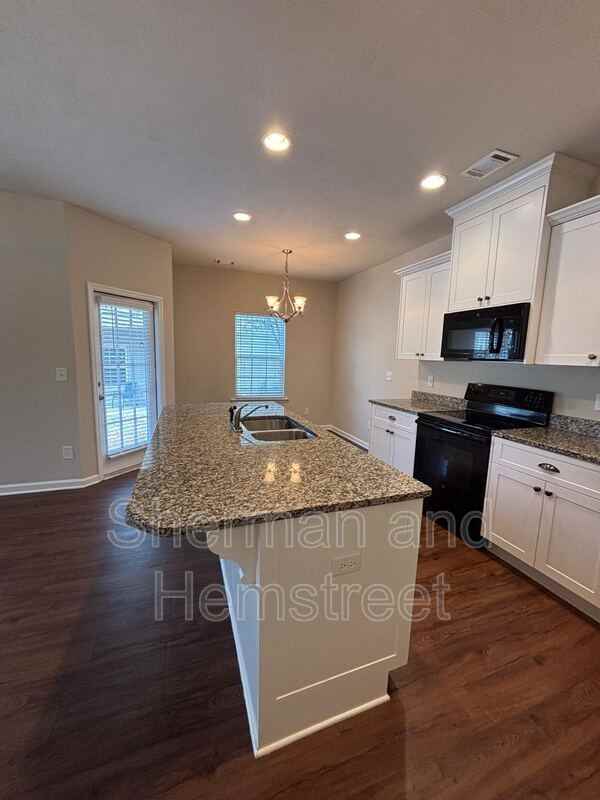 905 Joiner Cir #905 - Photo 5 of 11
