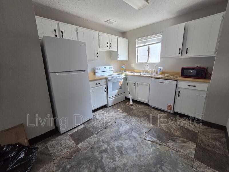 2433 E St - Photo 2 of 9