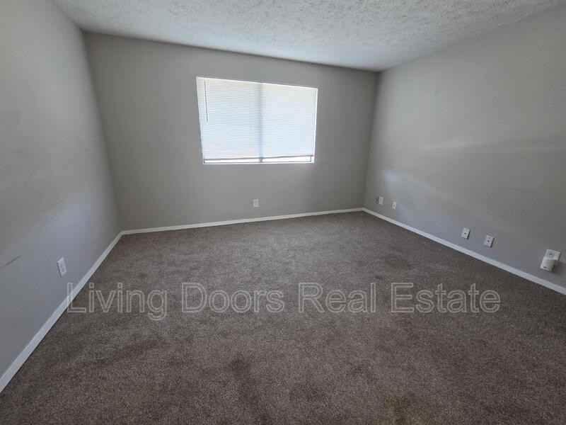 2433 E St - Photo 4 of 9