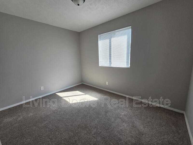 2433 E St - Photo 5 of 9