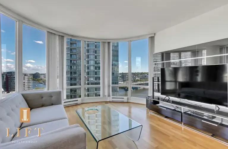 1067 Marinaside Cres #1907 - Photo 5 of 30