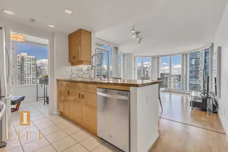 1067 Marinaside Cres #1907 - Photo 7 of 30
