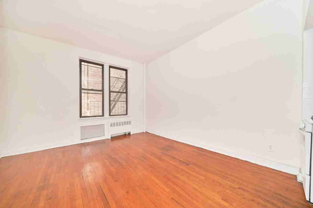 400 W 45th St #3G - Photo 2 of 6