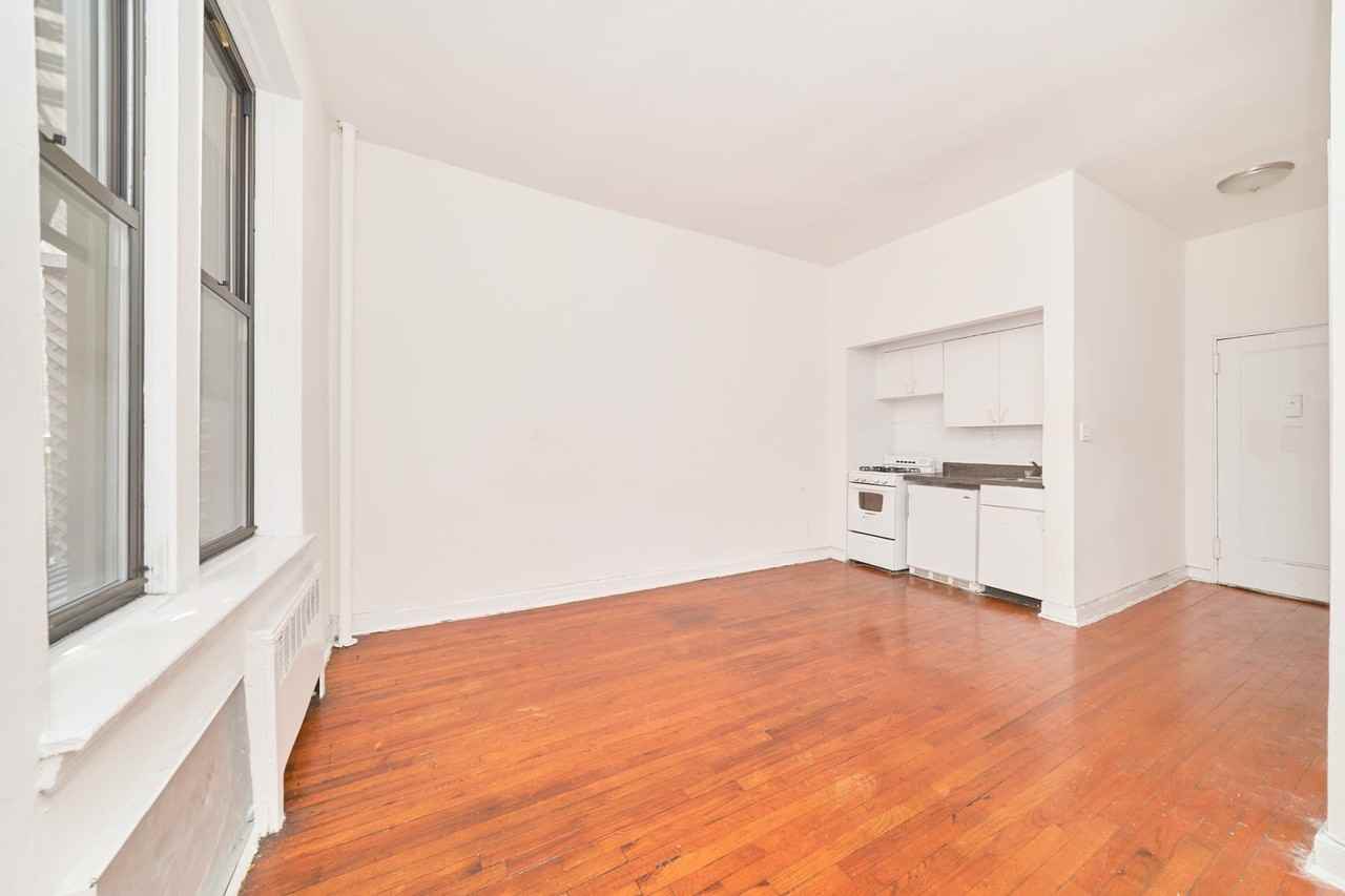 400 W 45th St #3G - Photo 4 of 6