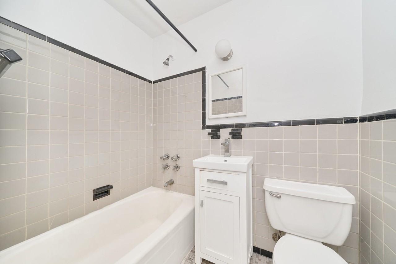 400 W 45th St #3G - Photo 6 of 6