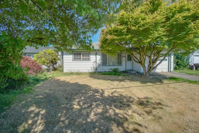 2225 34th Ave - Photo 2 of 35