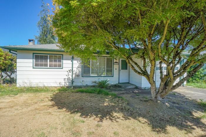 2225 34th Ave - Photo 3 of 35