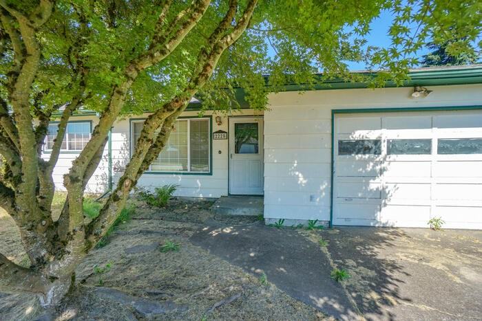 2225 34th Ave - Photo 4 of 35