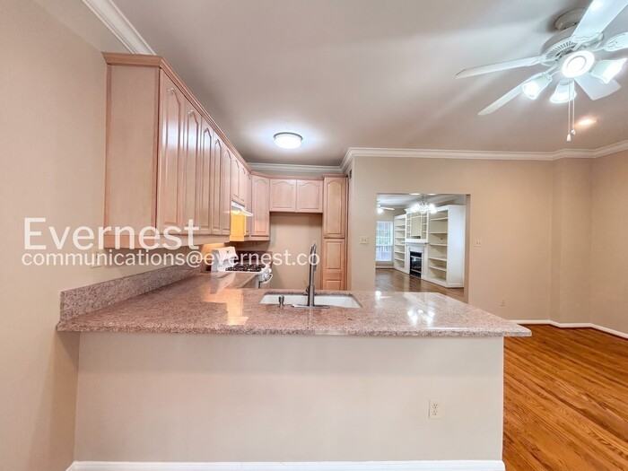 1302 Oakdale St - Photo 5 of 31