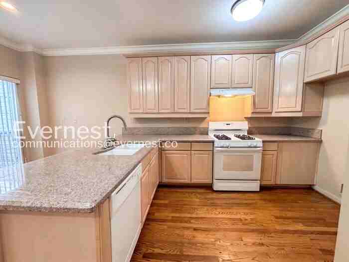 1302 Oakdale St - Photo 6 of 31