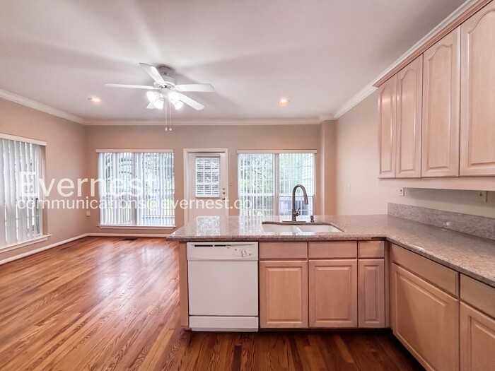 1302 Oakdale St - Photo 7 of 31
