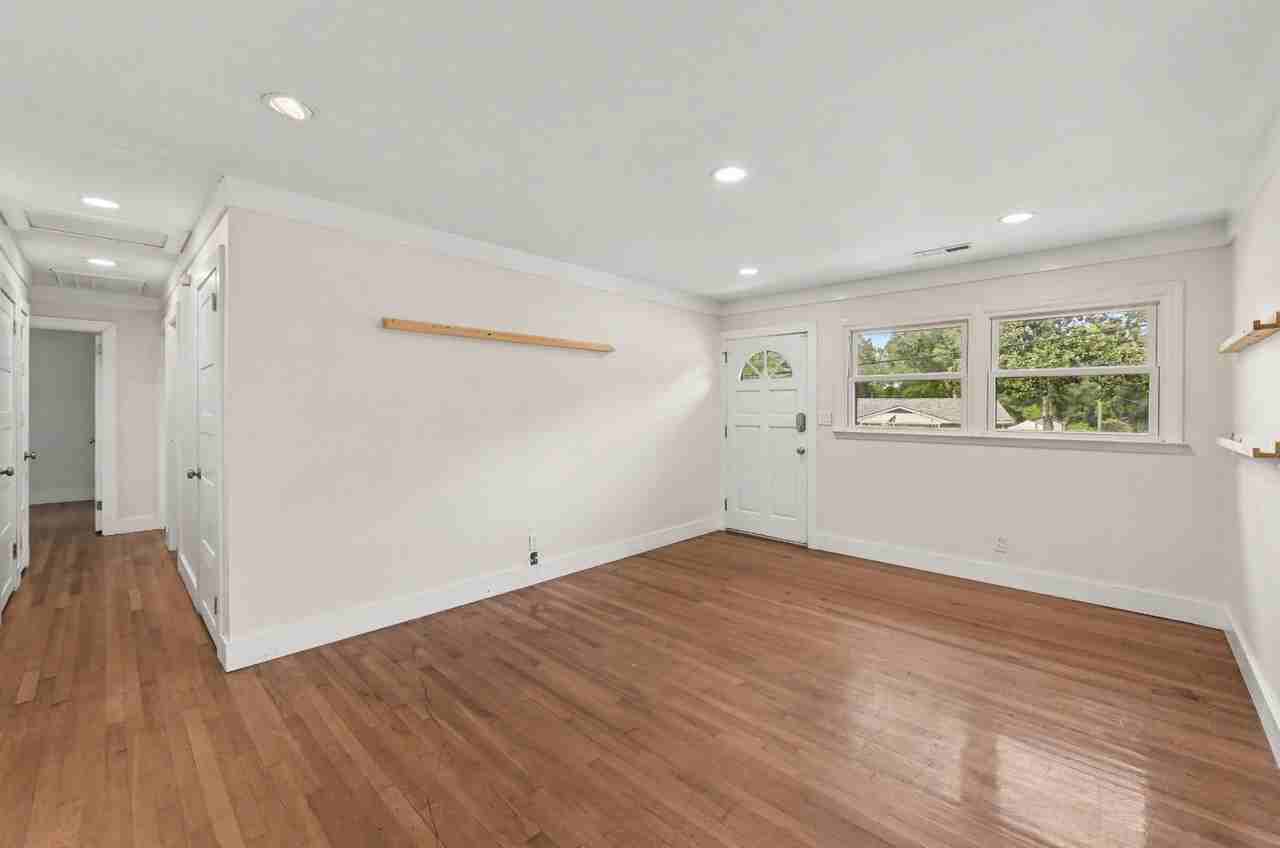 5815 Hume Ave - Photo 4 of 11
