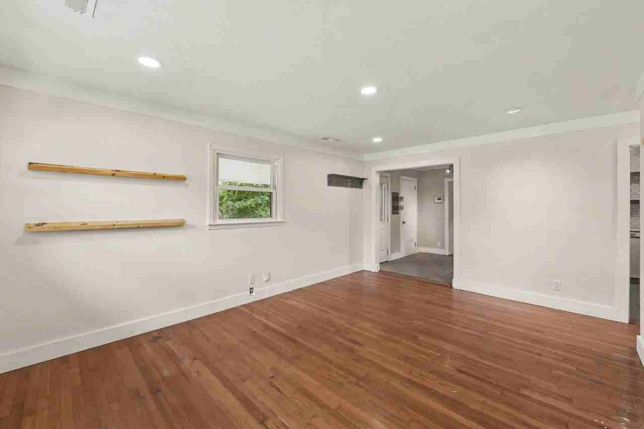 5815 Hume Ave - Photo 5 of 11