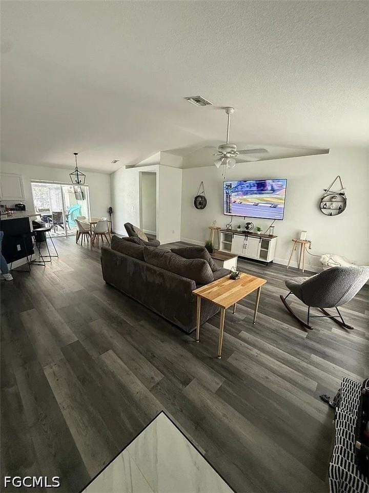 107 Ne 15th Ter - Photo 3 of 11
