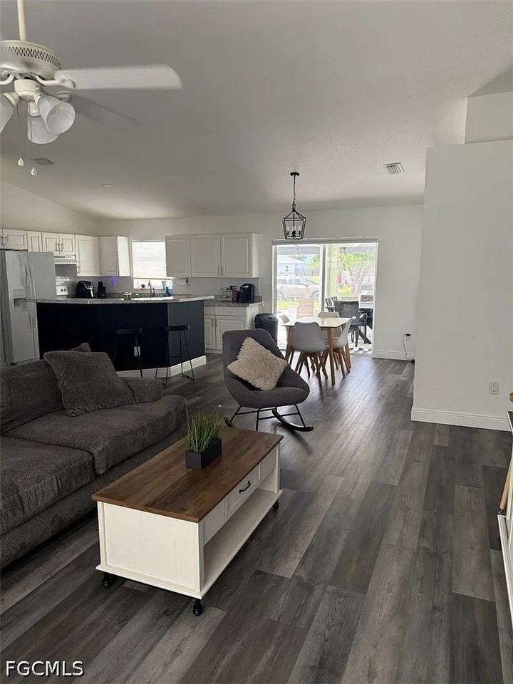 107 Ne 15th Ter - Photo 4 of 11