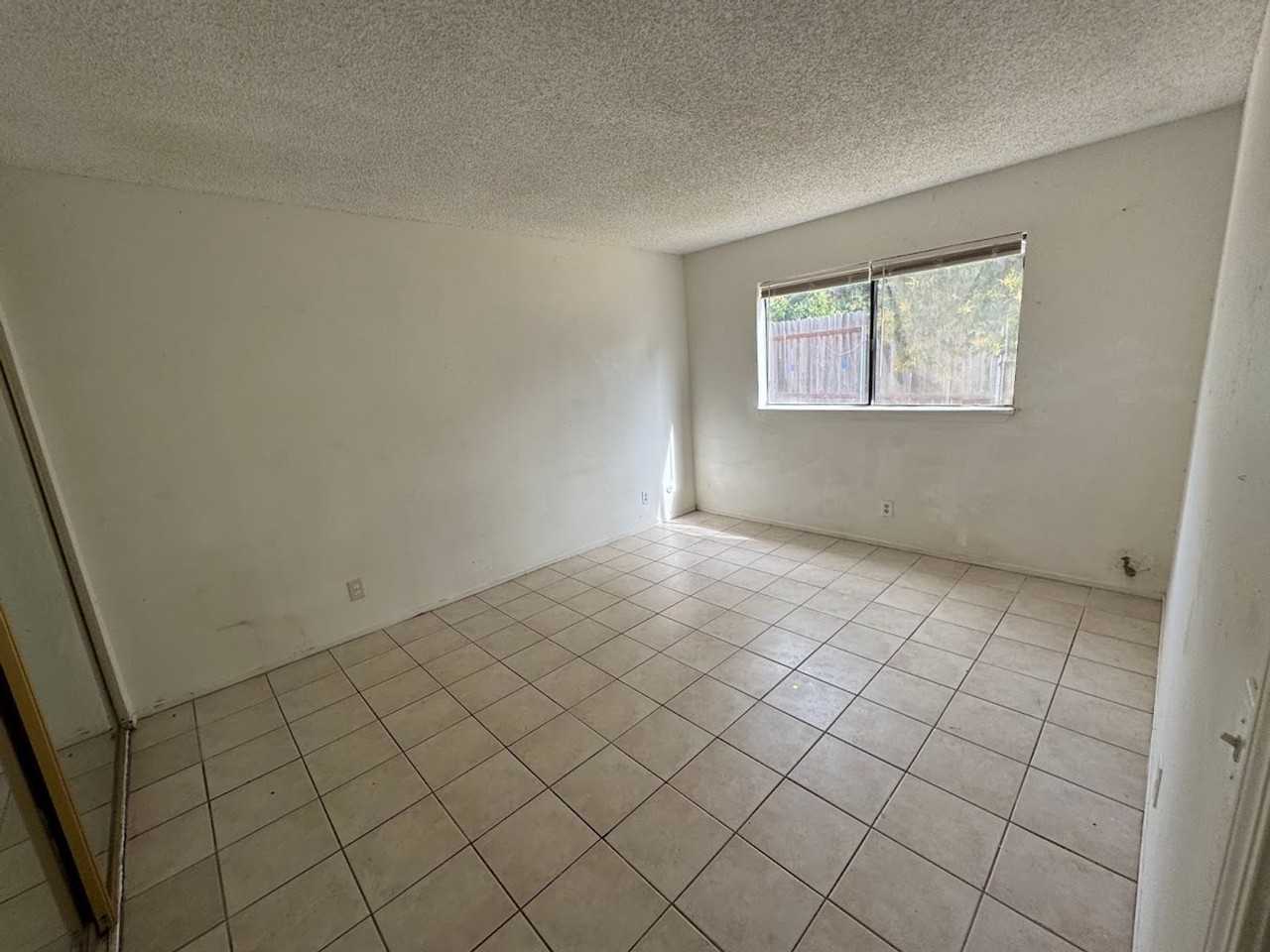 7337 Sakura Ct - Photo 4 of 10