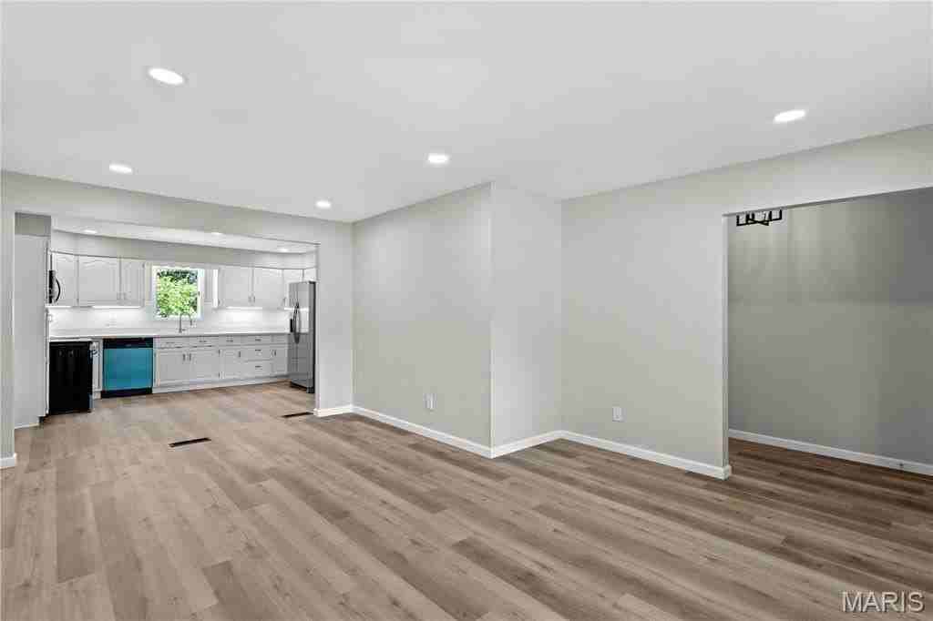 3705 Seville Dr - Photo 3 of 29