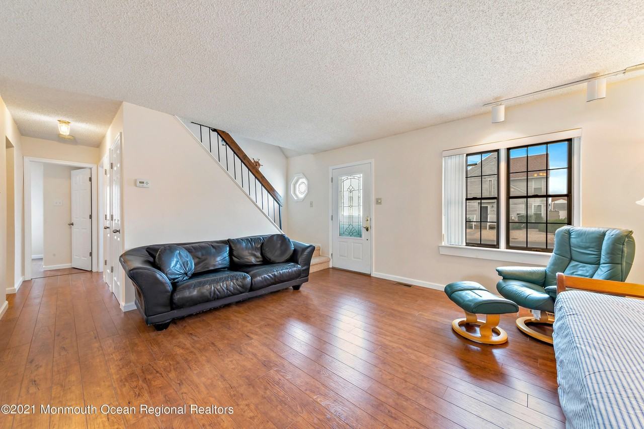 31 Peggy Ln - Photo 3 of 41