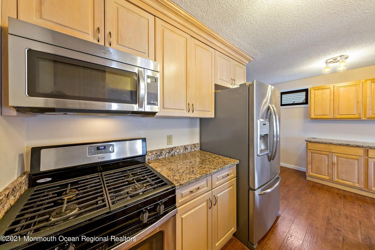 31 Peggy Ln - Photo 7 of 41