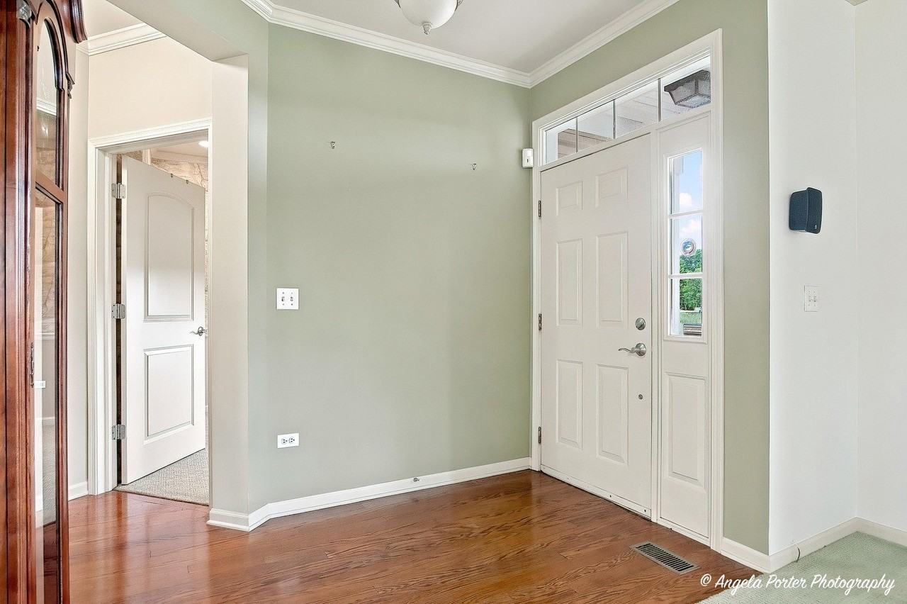 1028 Draper Rd - Photo 4 of 29