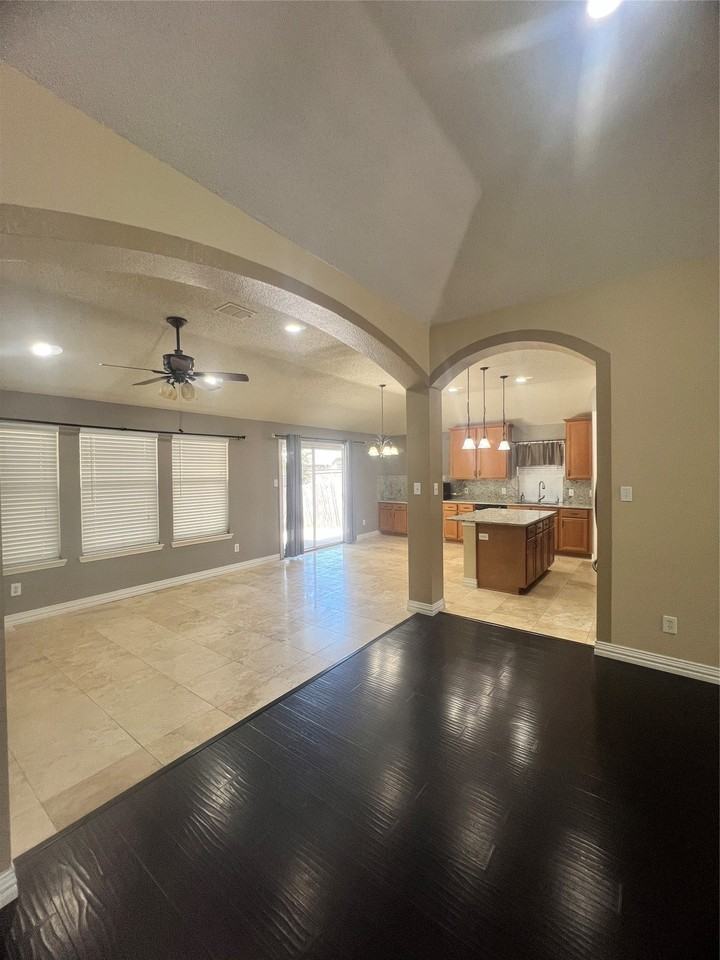 2607 Ridgeoak Trl - Photo 4 of 20