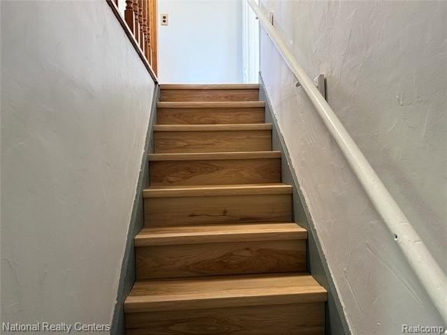 831 W Main St - Photo 4 of 16