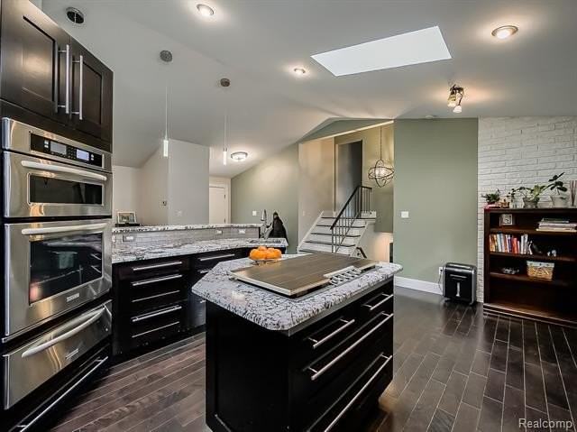 1021 Dowling Rd - Photo 7 of 50