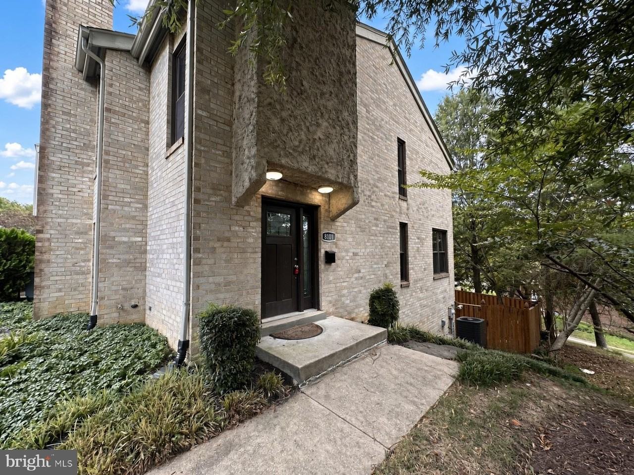 8101 Burkart Ct - Photo 2 of 34