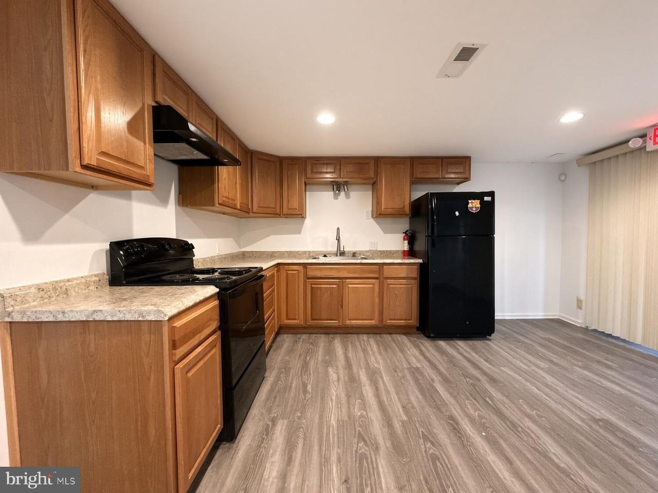 8101 Burkart Ct - Photo 4 of 34