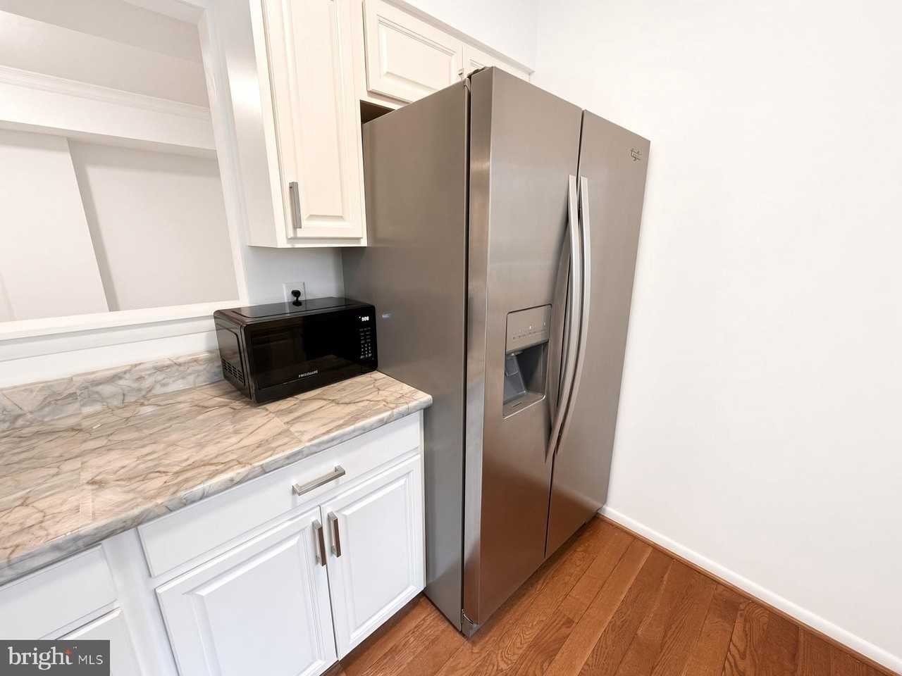 8101 Burkart Ct - Photo 7 of 34